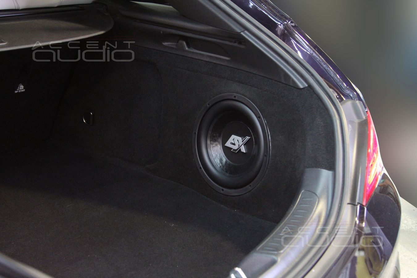 Сабвуфер, встроенный в крыло Mercedes CLA