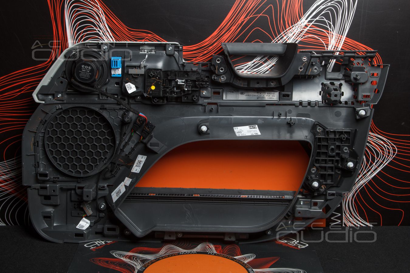 Монтаж СЧ и ВЧ динамиков E.O.S и SOAudio штатно в двери Land Rover Defender