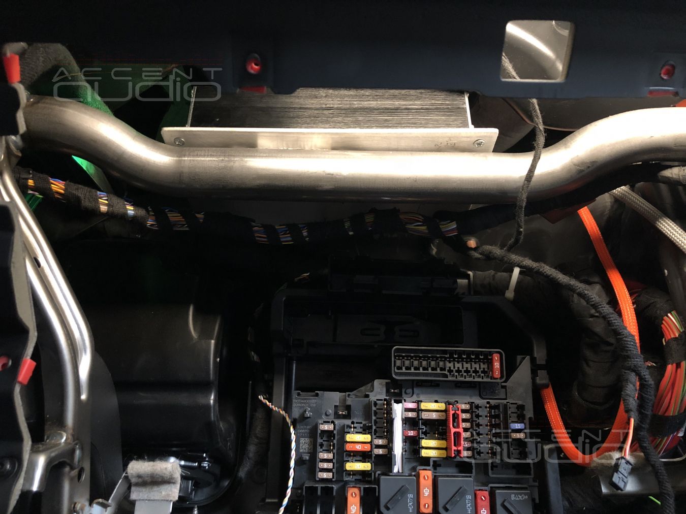 Установка процессорного усилителя BLAM RA-704 DSP PRO в BMW