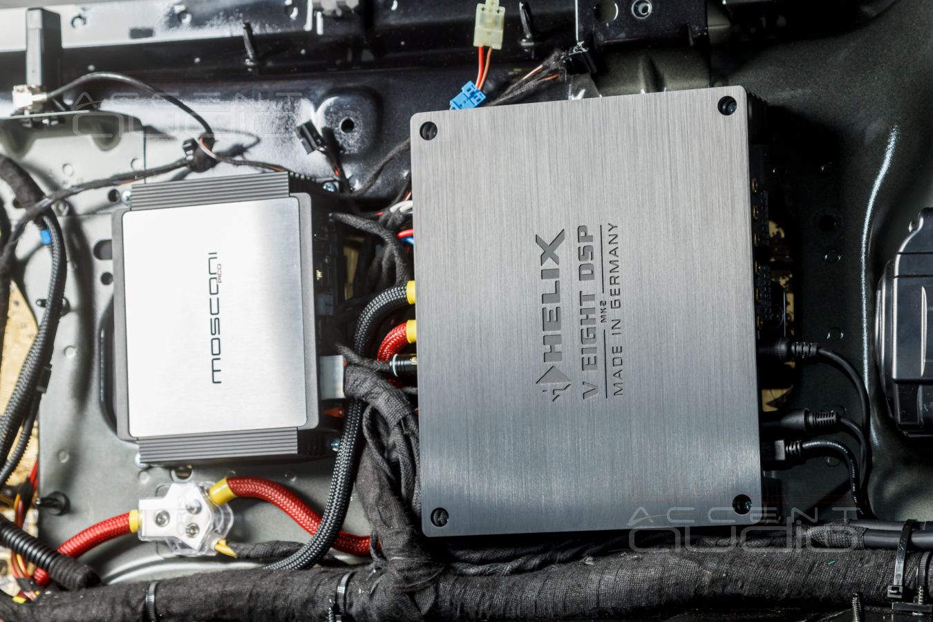 Update: новинка для Gelandewagen без Burmester – скрытый монтаж усилителей