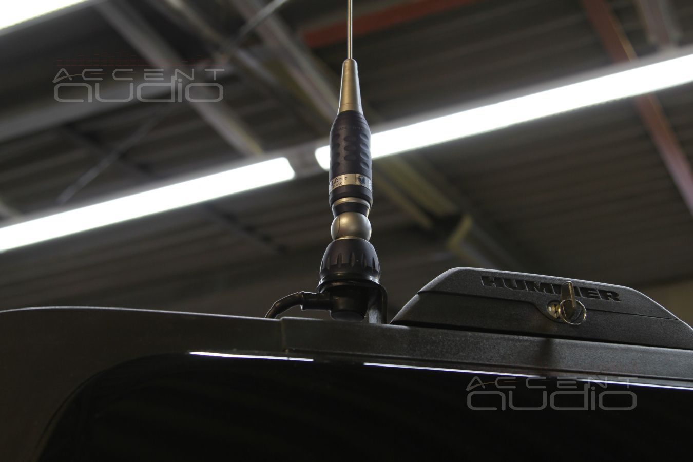 Скрытая установка усилителей в Hummer H3