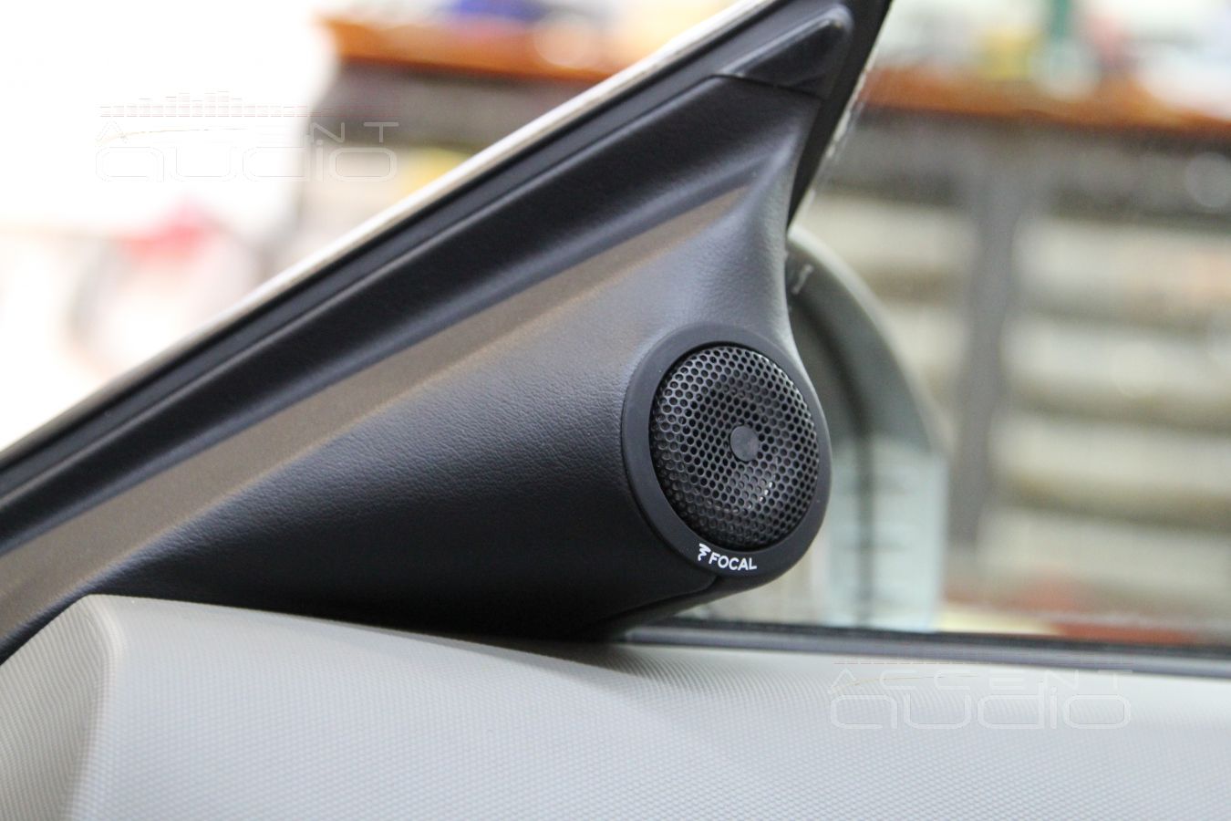 Установка акустики Focal Performance в Nissan 350Z: подиумы под твитеры