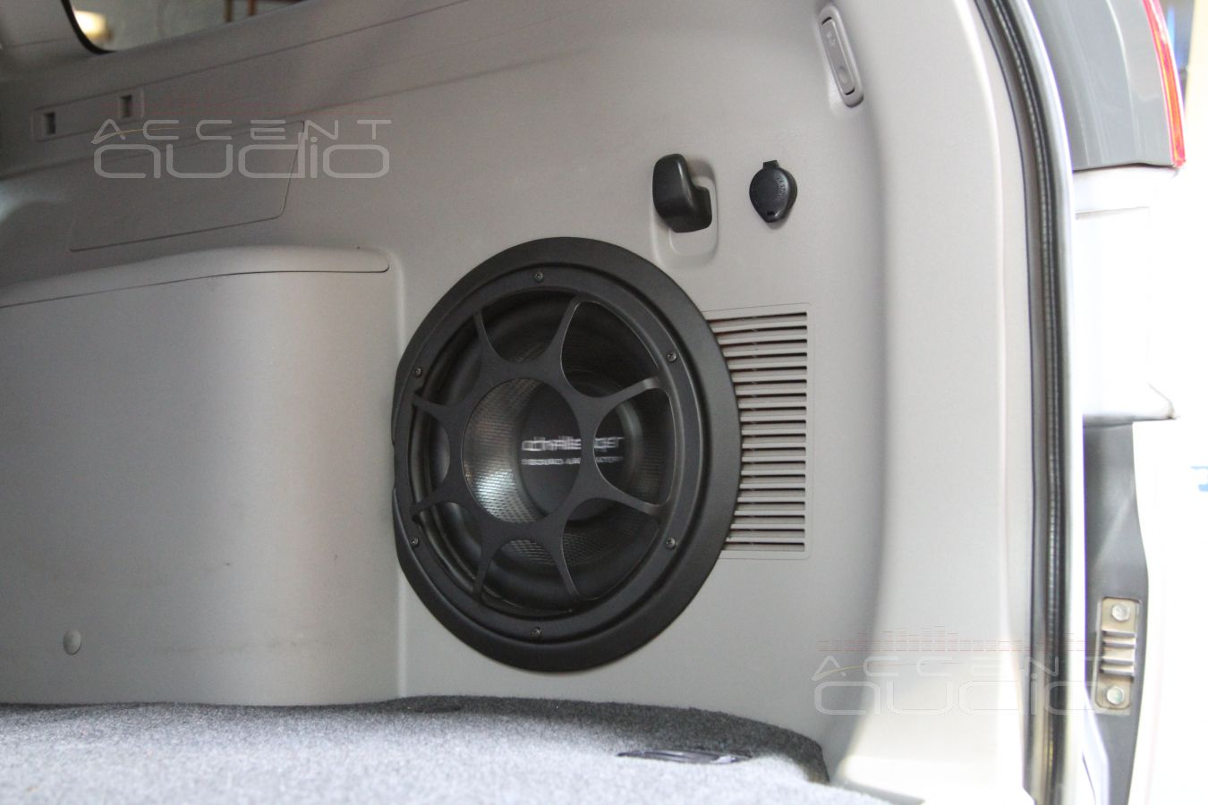 Сабвуфер, встроенный в крыло Mitsubishi Pajero Sport 2013