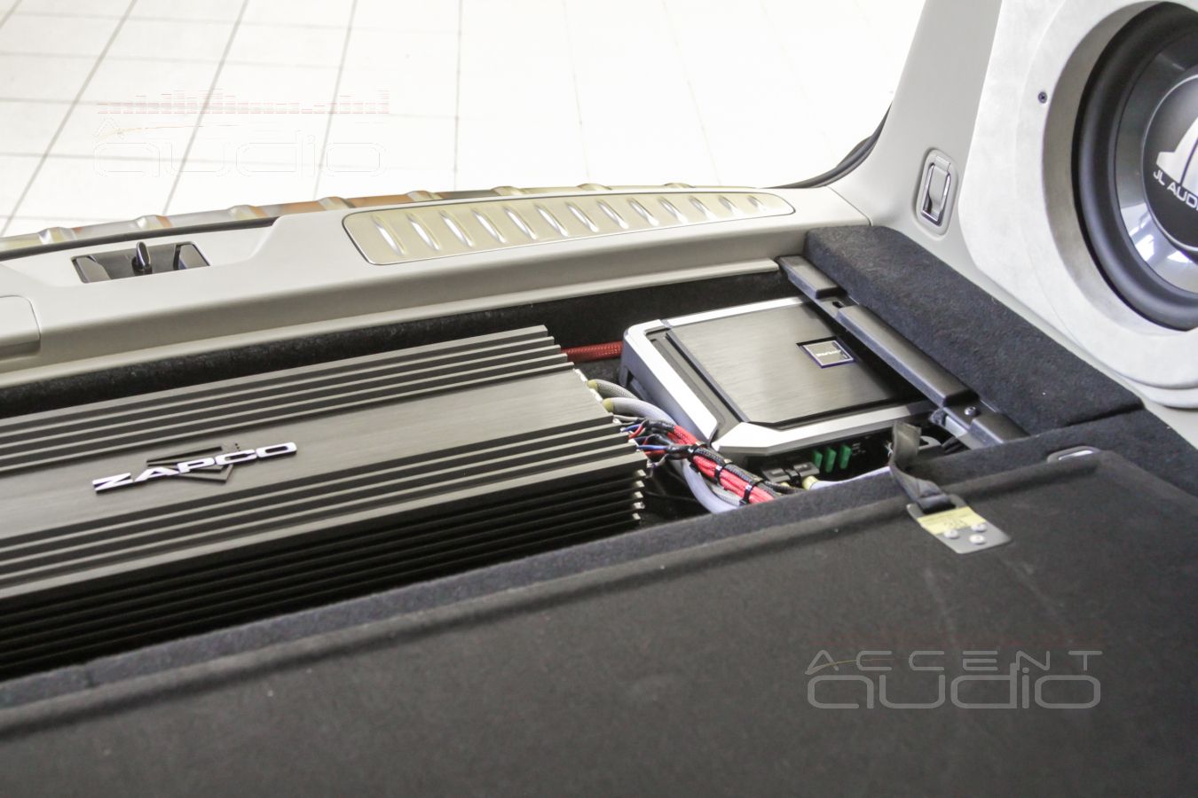 Установка усилителей и аудиопроцессора – каждый на своём месте: Zapco, Alpine и Helix