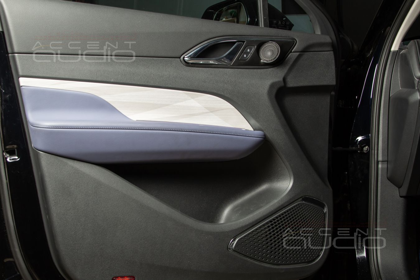 Решение: широкая полоса от Eton PRW 50 в штатных местах Hongqi HS3