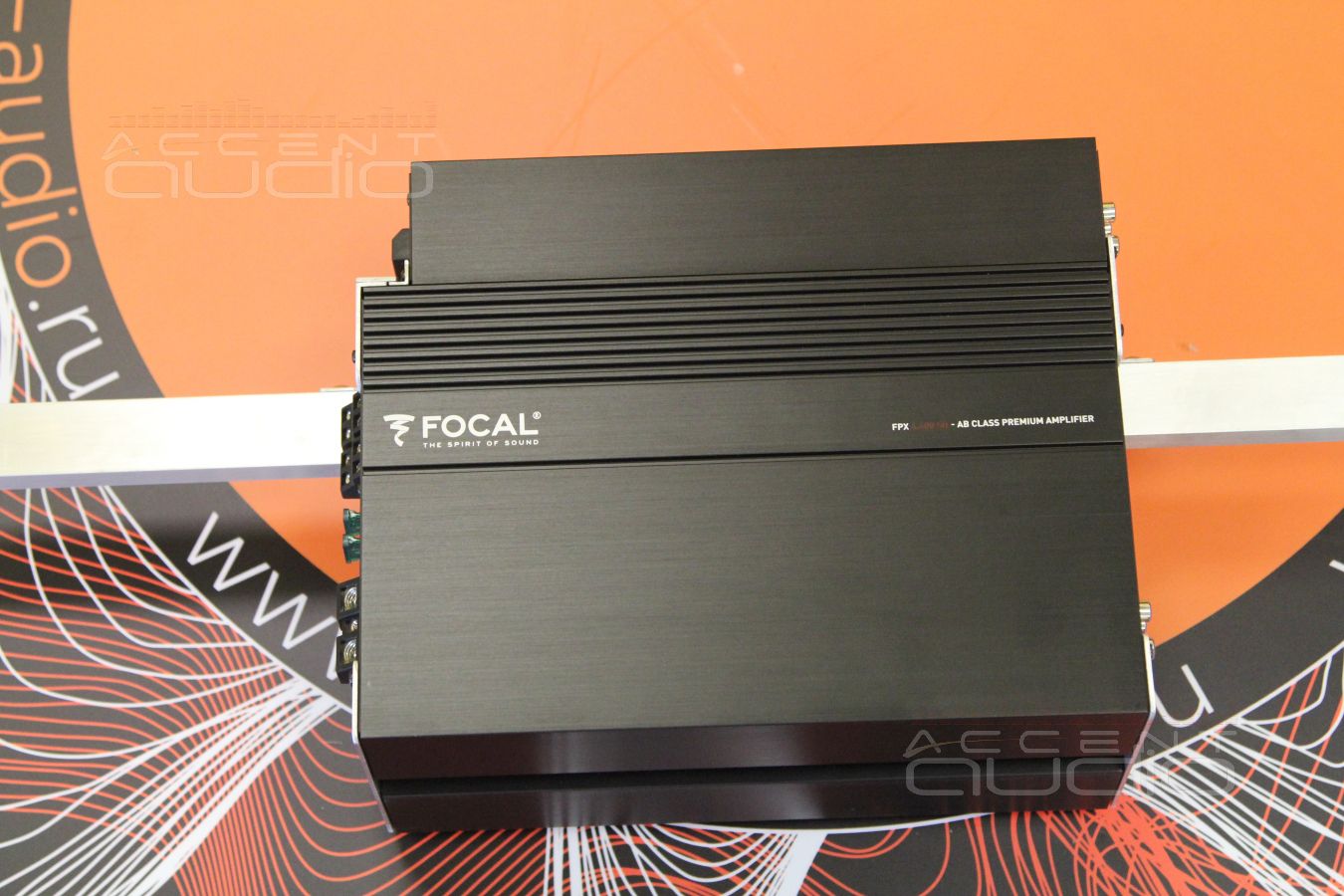 Оригинальная скрытая установка трех усилителей в Porsche Macan