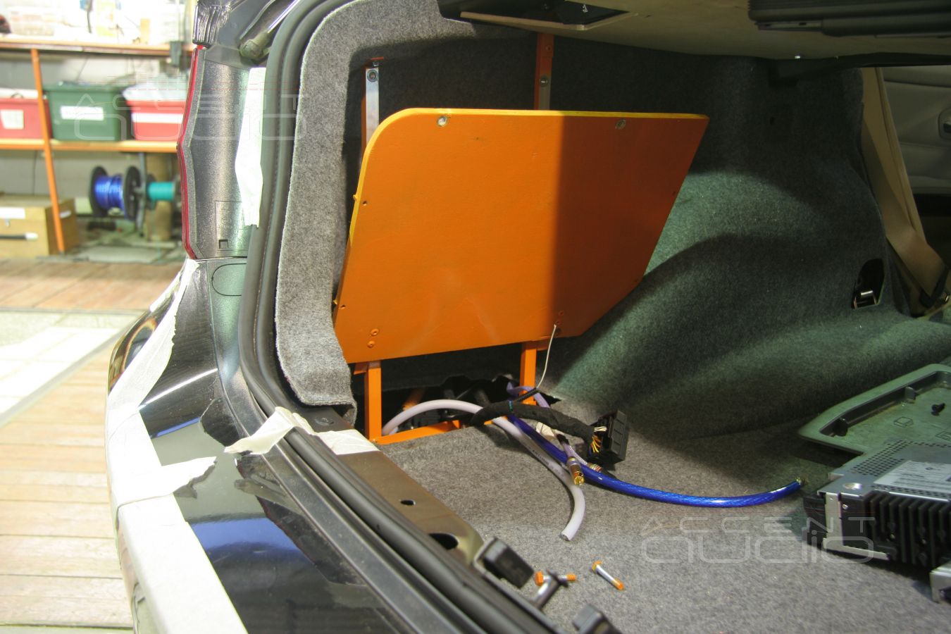 Сабвуферный усилитель E.O.S. AE-500.1 в BMW 330i E90