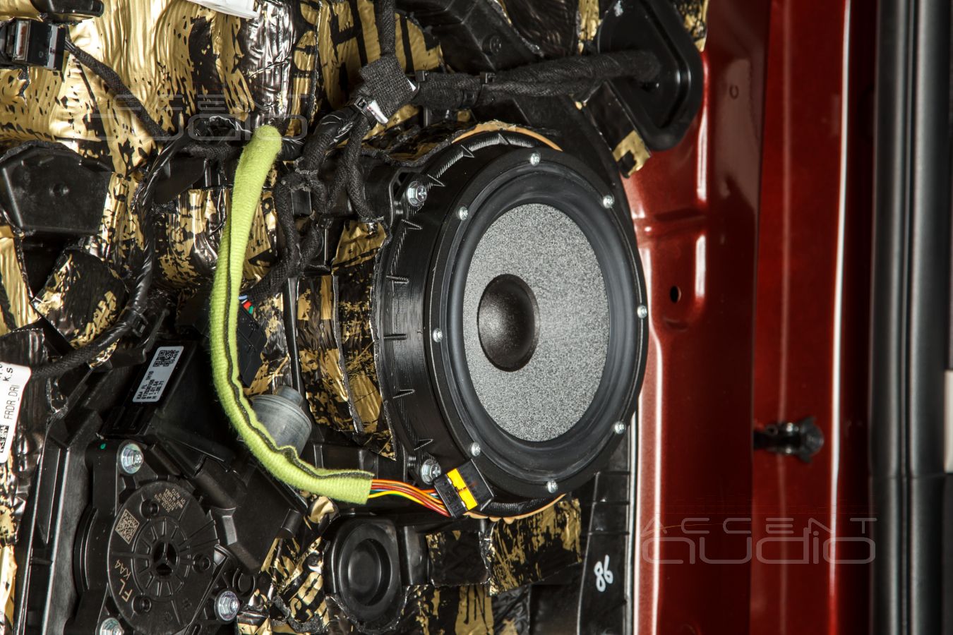 Аудиоподготовка дверей и установка новых динамиков Brax и Challenger в Kia Carnival