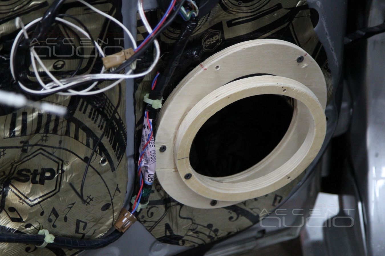 Установка акустики Focal Performance в Nissan 350Z