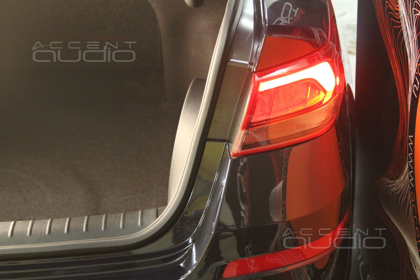 Настоящий сабвуфер-стелс в Kia Optima ? Конечно ! Gladen SQX 10