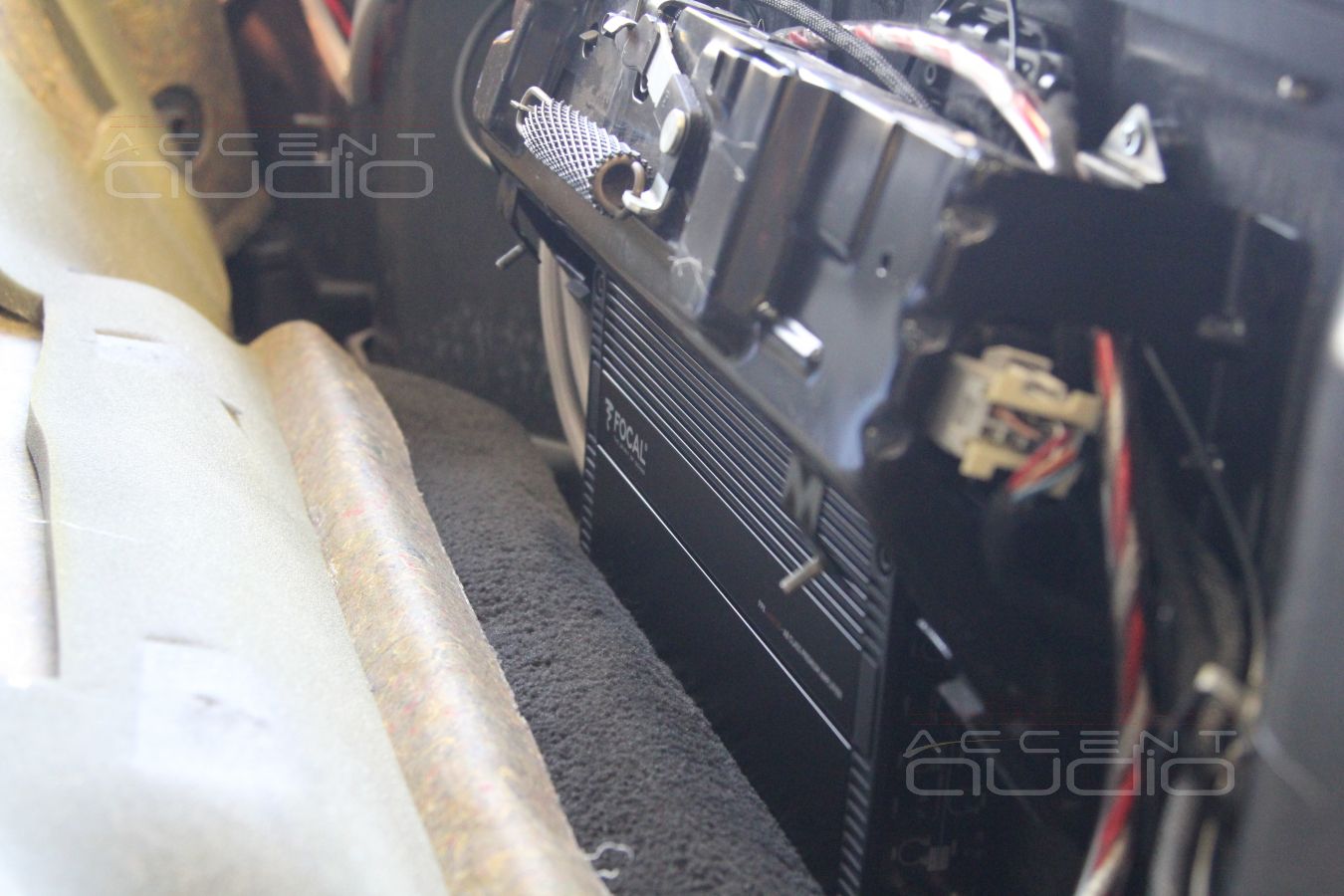 Установка усилителя Focal FPX 4.400 SQ