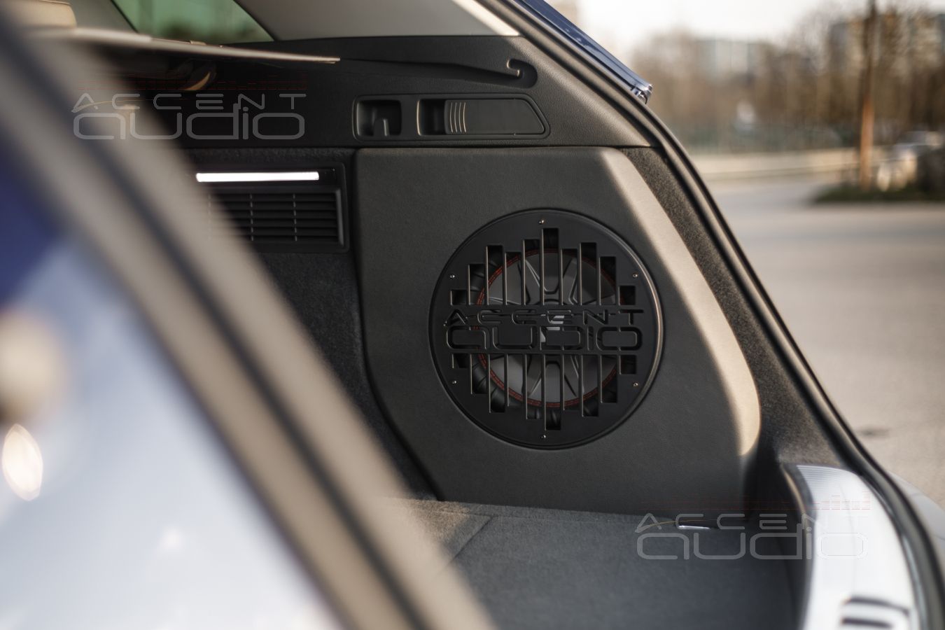 Сабвуфер-стелс с головкой Kicker – как он должен быть в Audi Q5