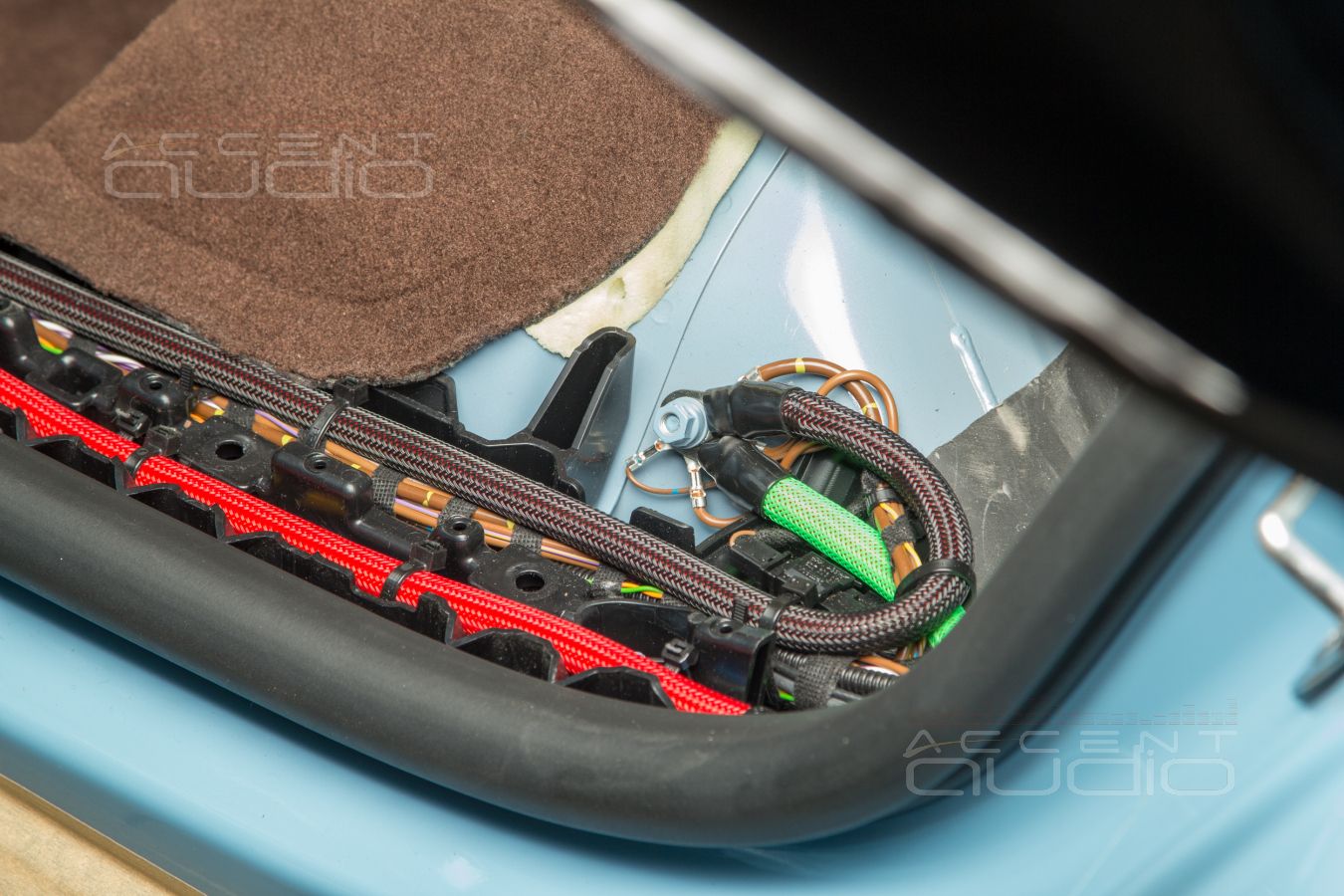 Заводской монтаж процессорного усилителя Helix в Porsche Taycan Turbo S