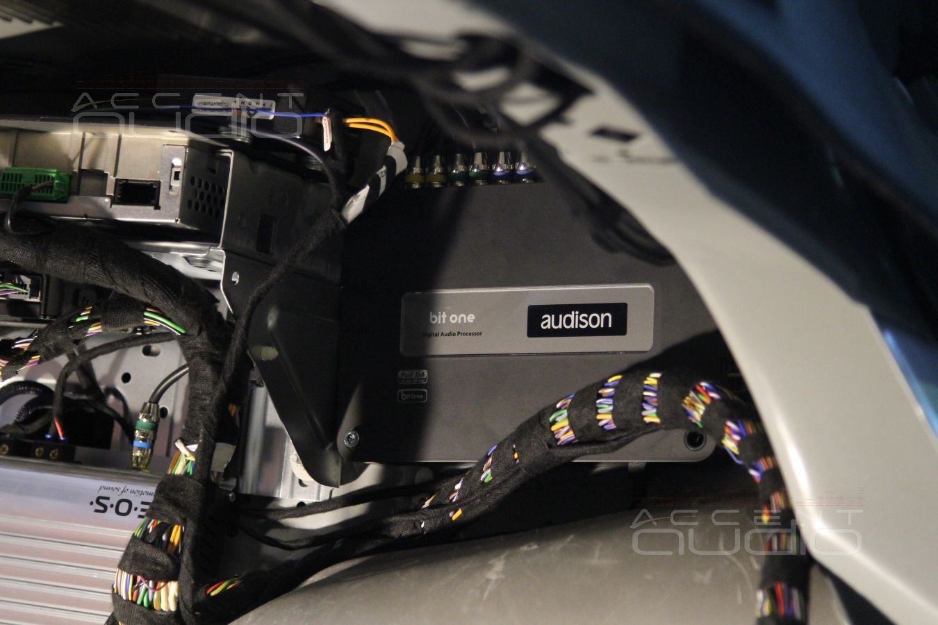 Великолепный новый Jaguar XF и его новая Hi-End аудиосистема.