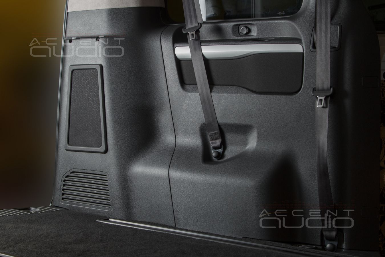 Полностью встроенный сабвуфер-стелс специально для Opel Zafira Life