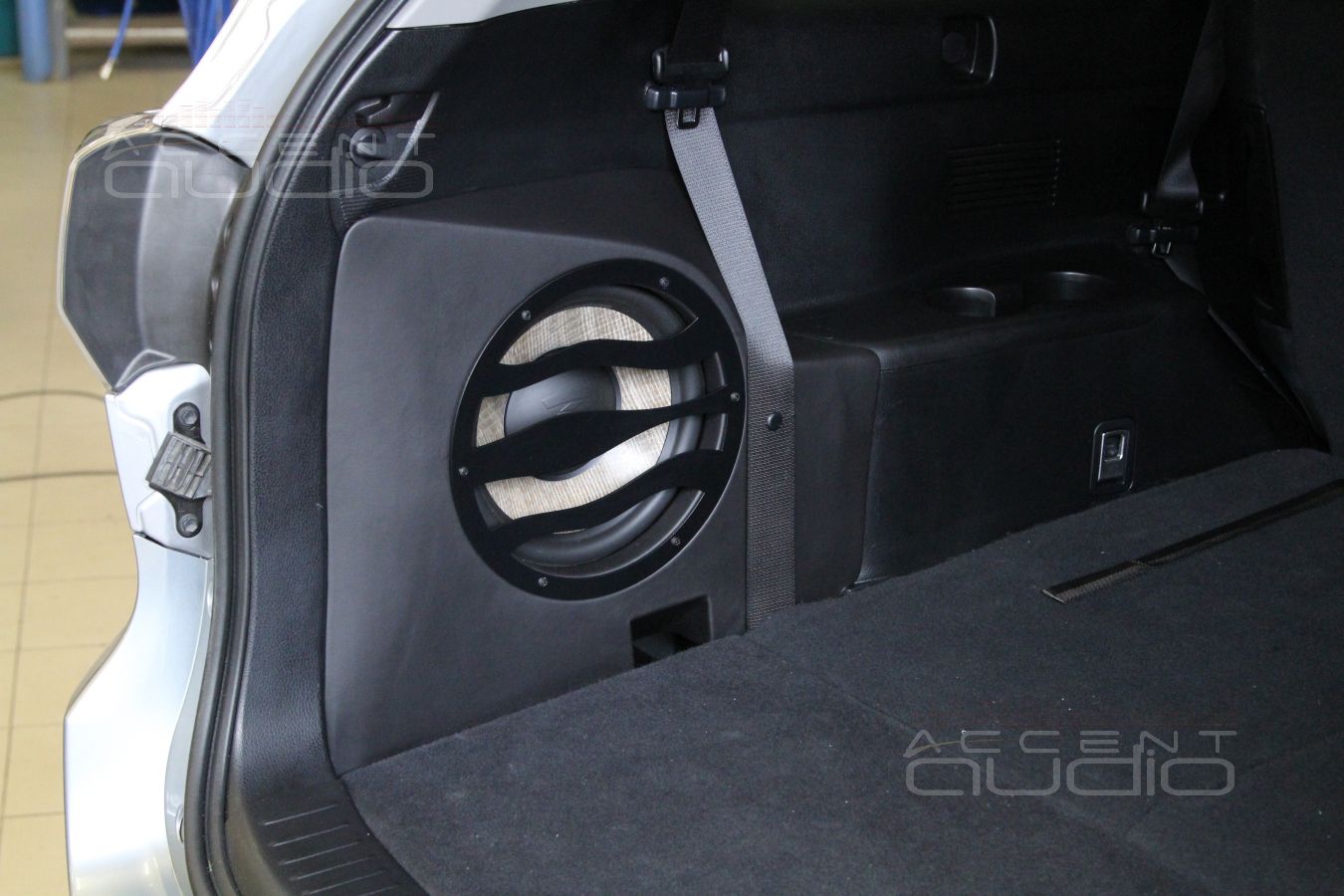 Сабвуфер-стелс в Toyota Highlander