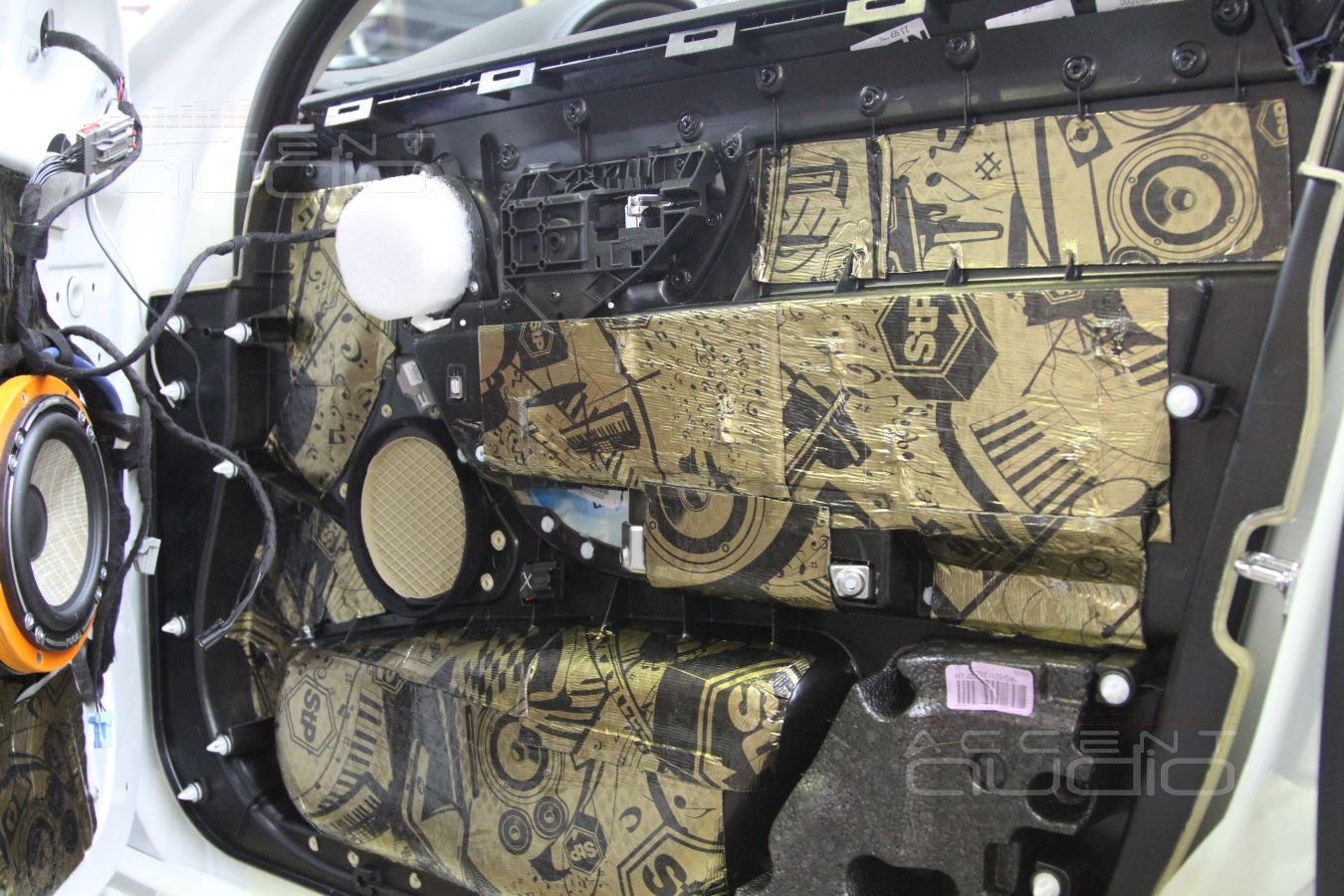 Подготовка дверей, установка акустики Focal