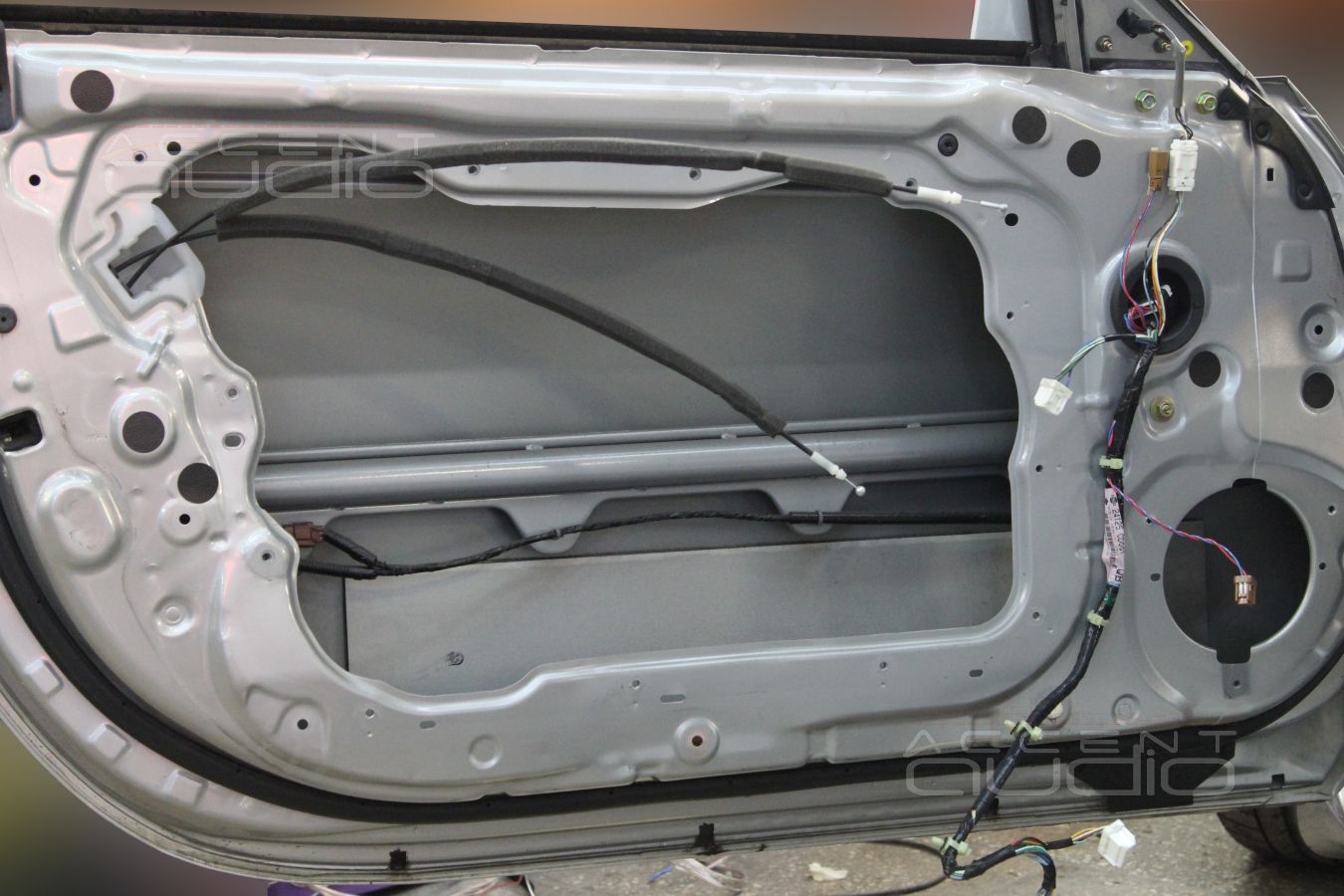 Установка акустики Focal Performance в Nissan 350Z