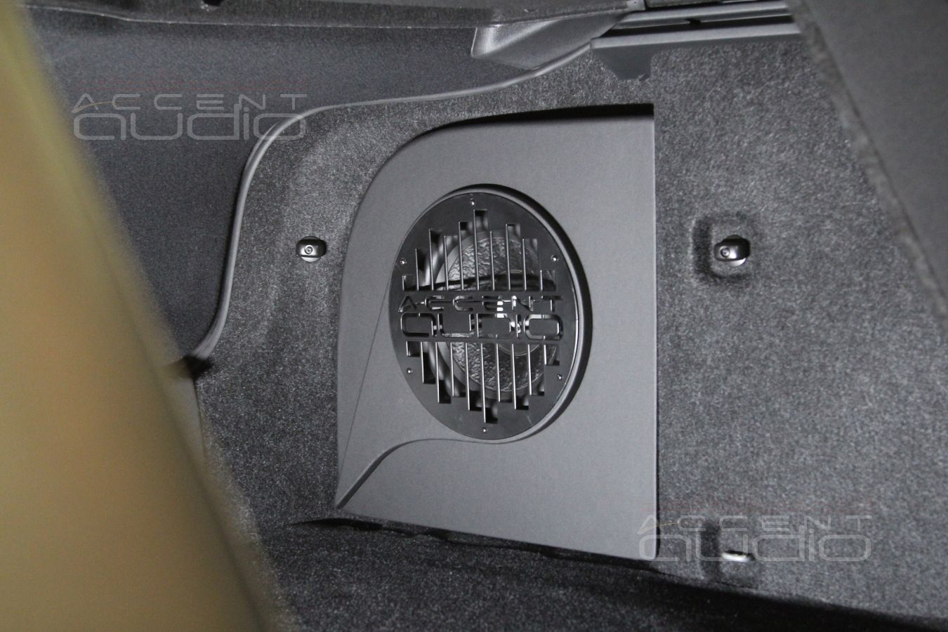 Настоящий сабвуфер-стелс для Skoda Octavia