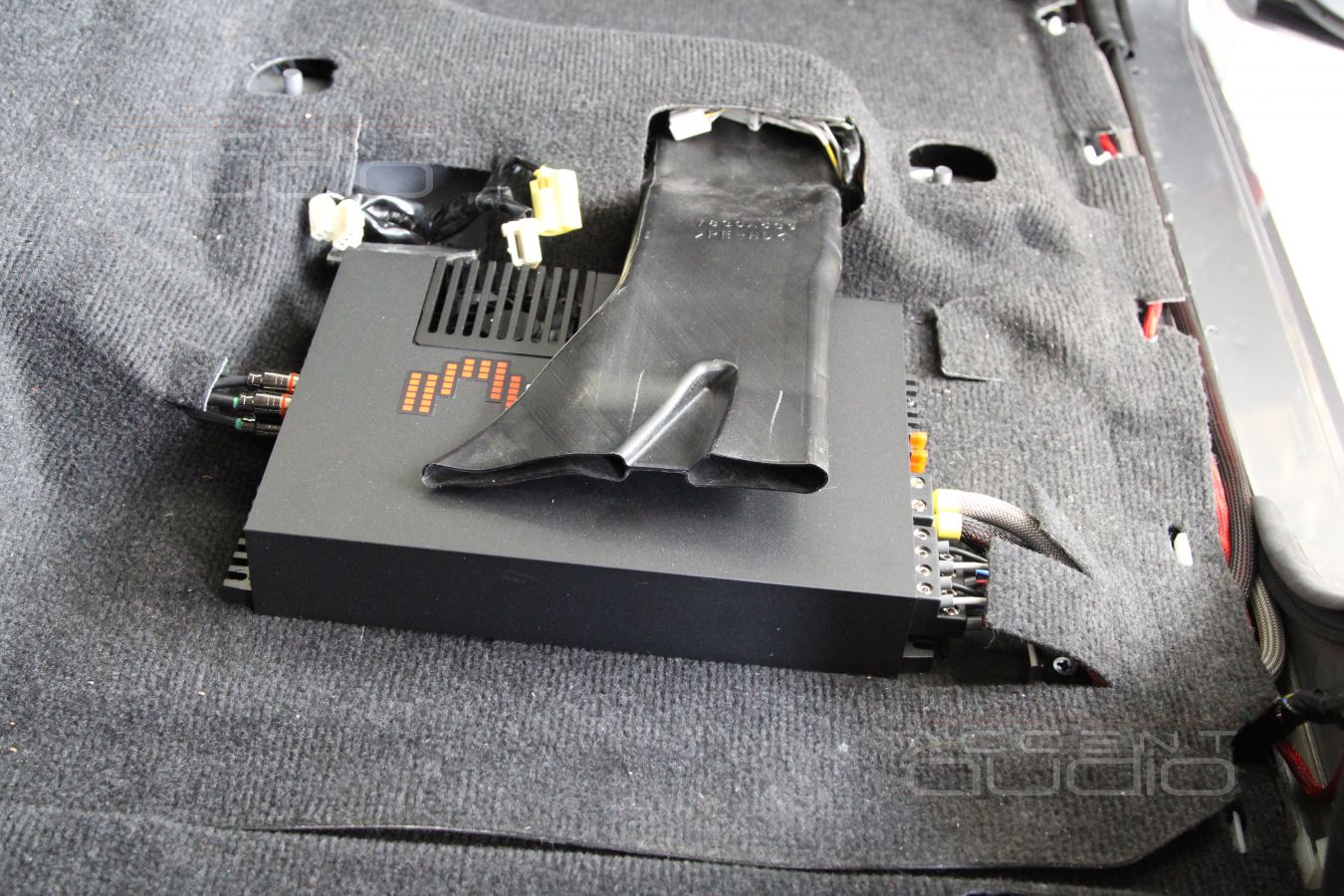 Установка усилителя Mosconi ONE 130.4