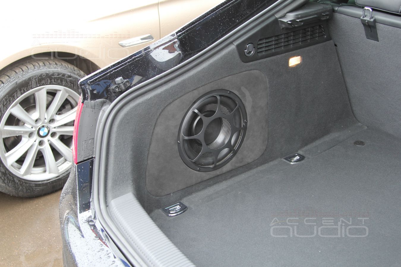 Просто сабвуфер в левом крыле Audi A5 S-Line