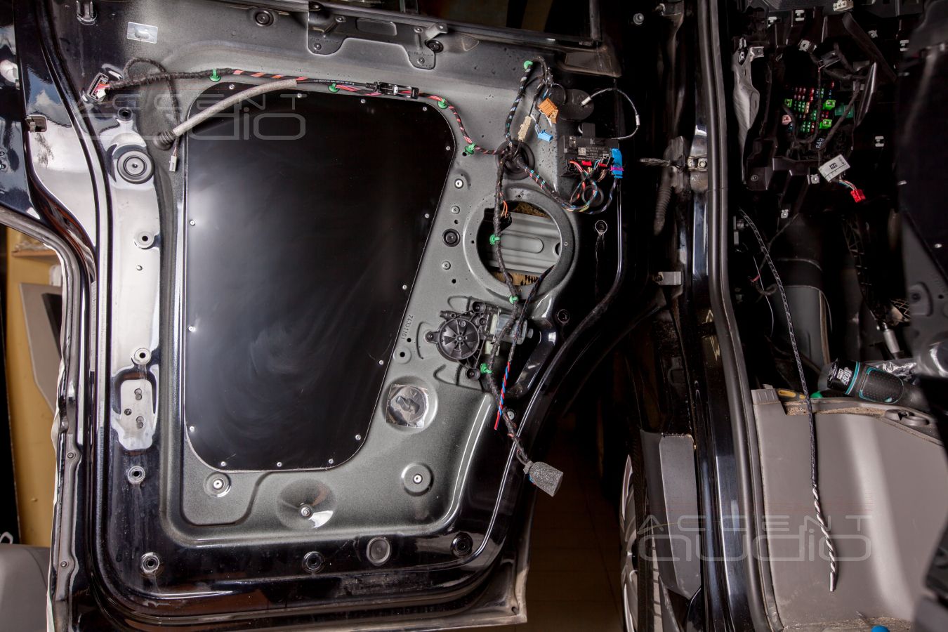 Особенности аудиоподготовки дверей Volkswagen Crafter и установка новых мидбасов SOAudio