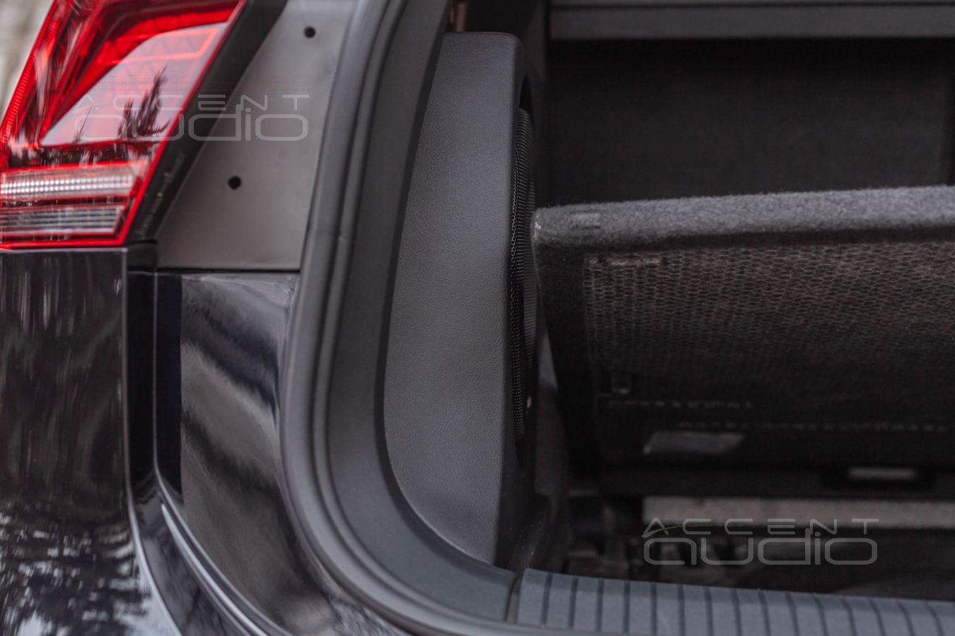 Встроенный сабвуфер-стелс – специально для Tiguan2 и Audison APS