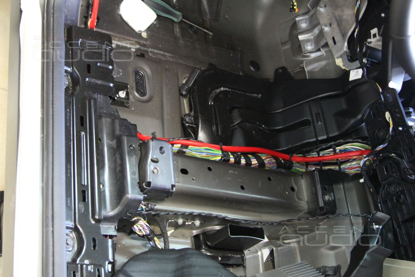 Установка усилителя и аудиопроцессора в LandRover Discovery Sport