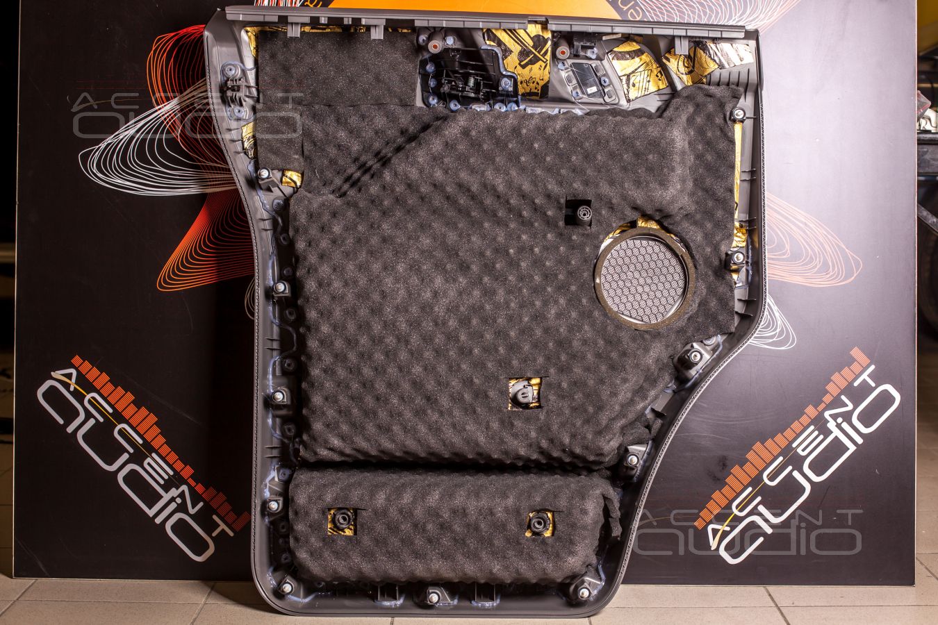 Особенности аудиоподготовки дверей Volkswagen Crafter и установка новых мидбасов SOAudio