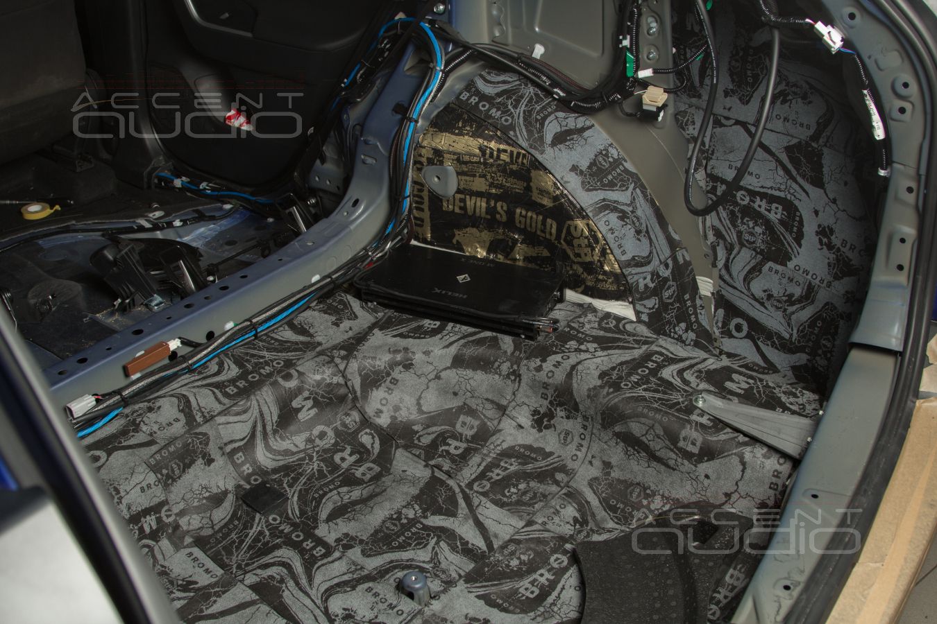 Скрытая установка усилителей Helix в Toyota RAV4