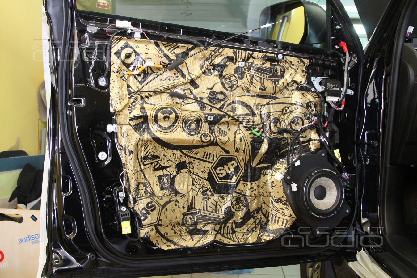 Для установки новой акустики в Toyota Land Cruiser Prado 150 требуется