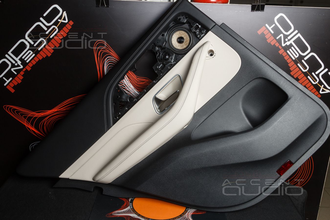 Монтаж акустики Gladen ONE 200.3MB в штатные места MB GLE