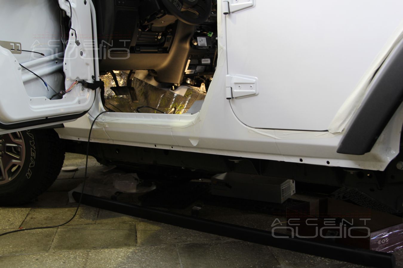 Пластиковые пороги, брызговики, обработка нижних кромок защитной мастикой