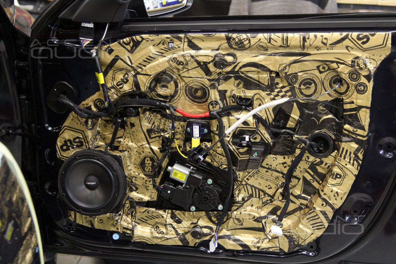 Установка мидбасовых излучателей Eton RSR 160 в двери Kia Optima