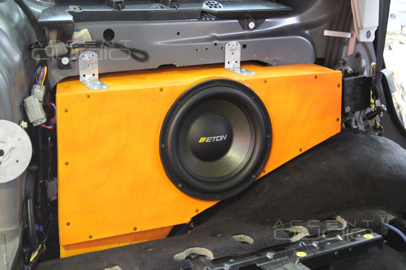 Встройка сабвуфера в крыло Range Rover Discovery