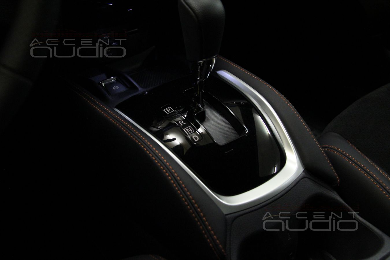 Дополнительный свет в пространство перед ручкой КПП Nissan Qashqai.