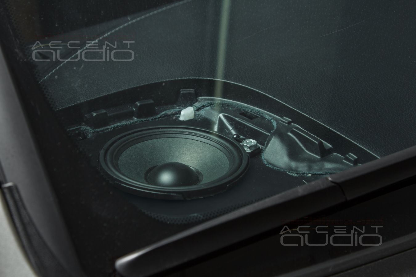Штатная установка новых среднечастотных излучателей Dego в LX570