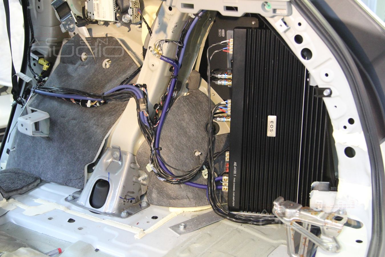 Установка усилителя и аудиопроцессора в Acura MDX