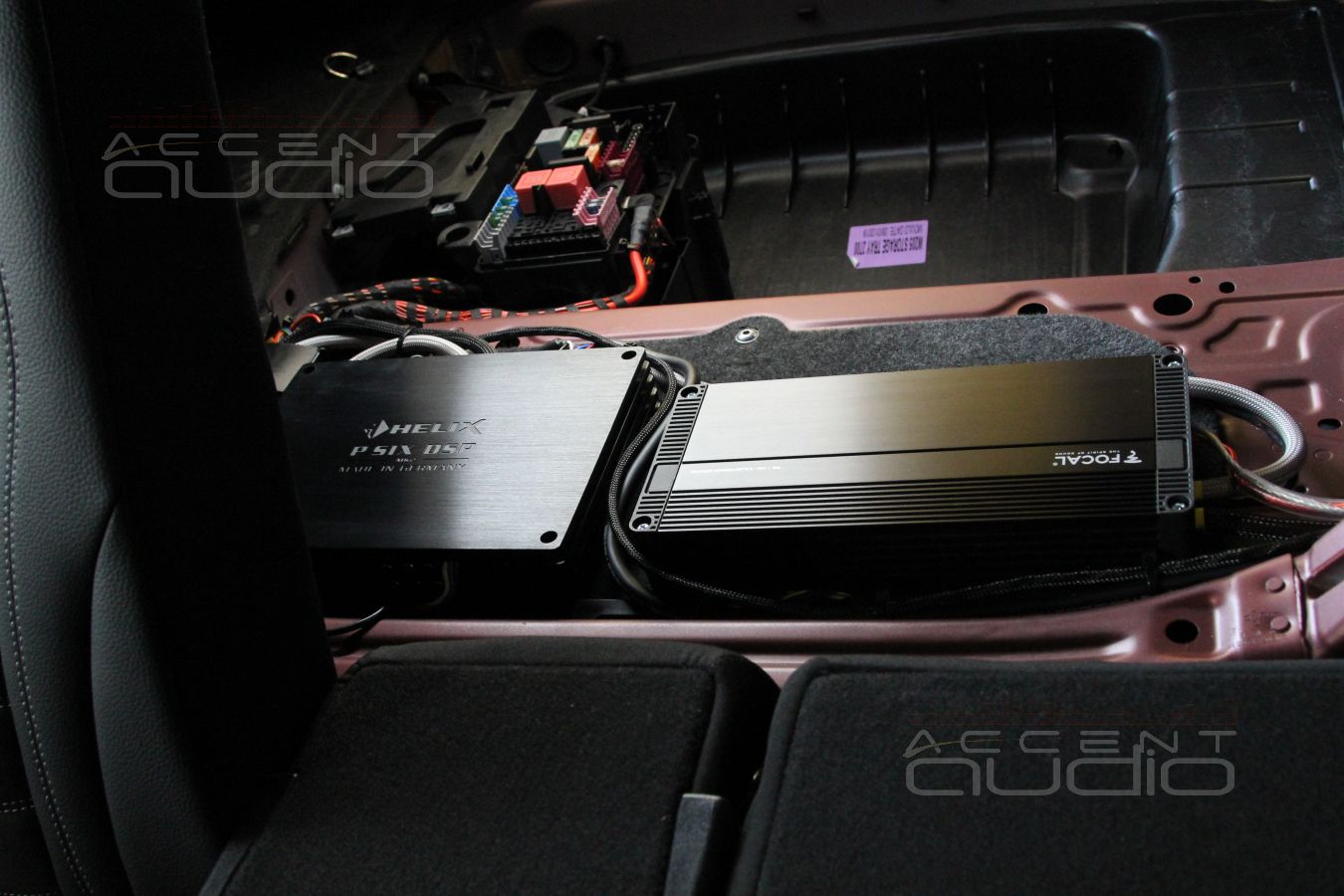 Установка усилителей Helix и Focal в новый C-класс