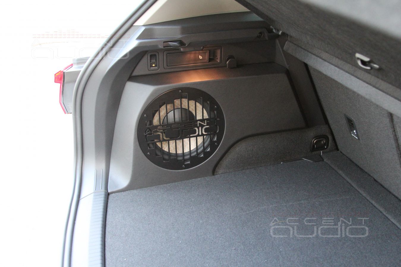 Встроенный сабвуфер-стелс в новом Volkswagen Tiguan