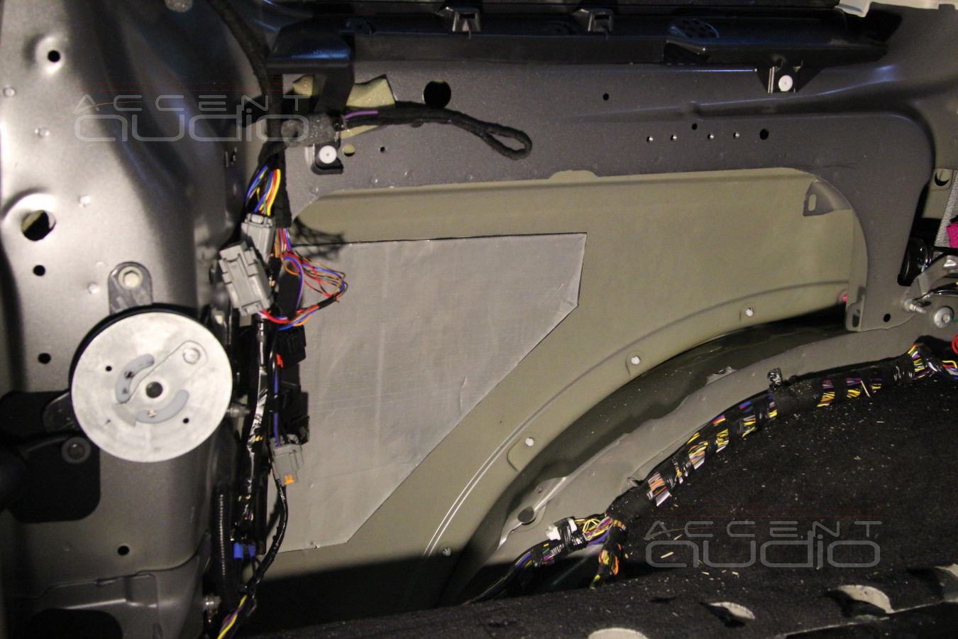 Встройка сабвуфера в крыло Range Rover Discovery