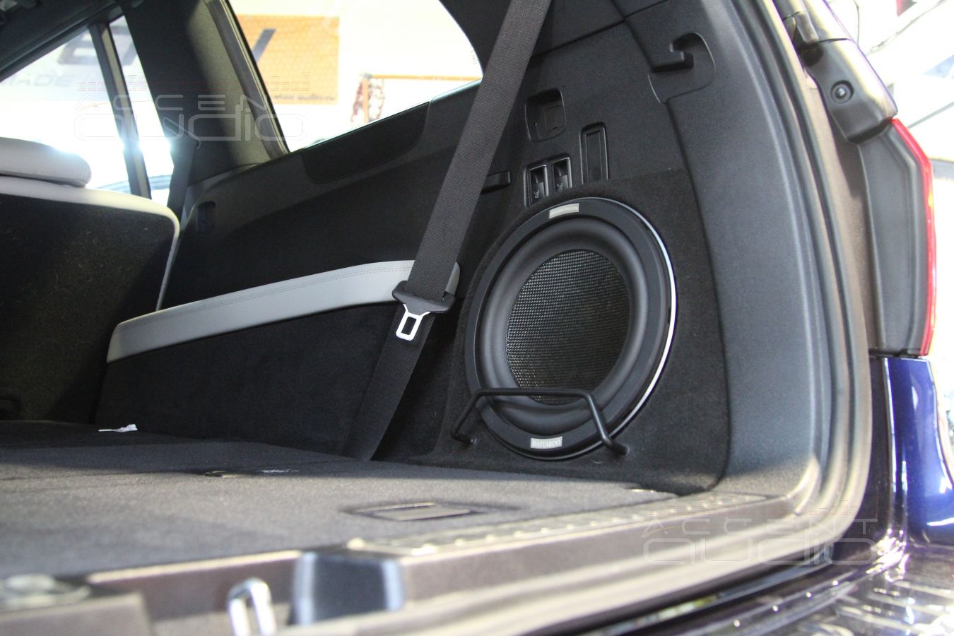 Update: установка сабвуфера в ПРАВОЕ крыло Mercedes GL