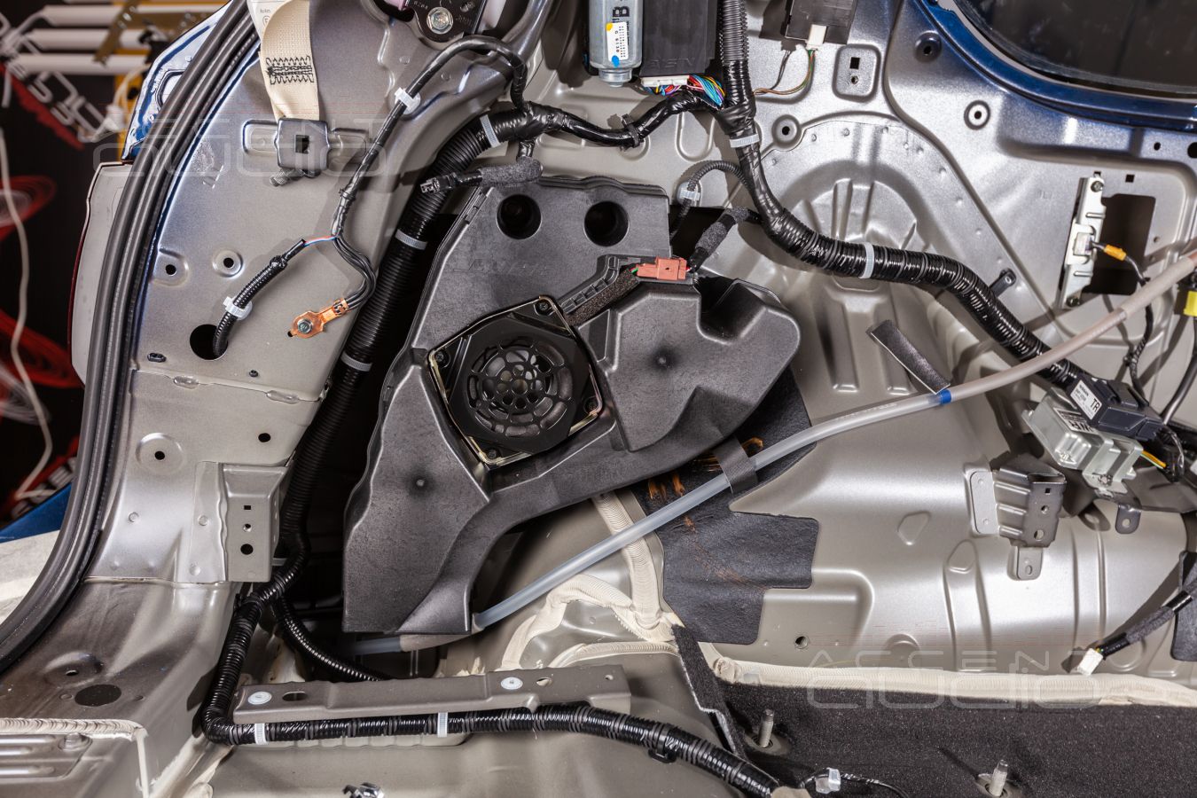 Настоящий сабвуфер-стелс для Infiniti QX80 – злой JLAudio в нежно-бежевом оформлении