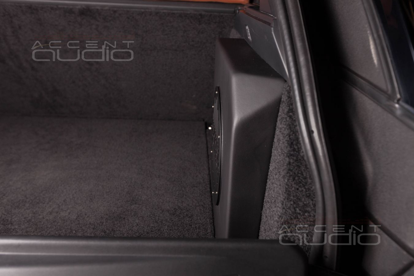 Сабвуфер-стелс c динамиком Dego 10 специально для Range Rover Vogue