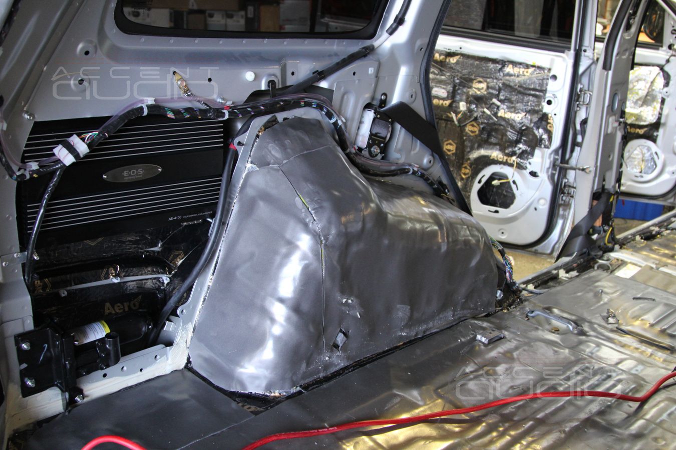 Скрытая установка усилителя в Mitsubishi Pajero Sport 2013