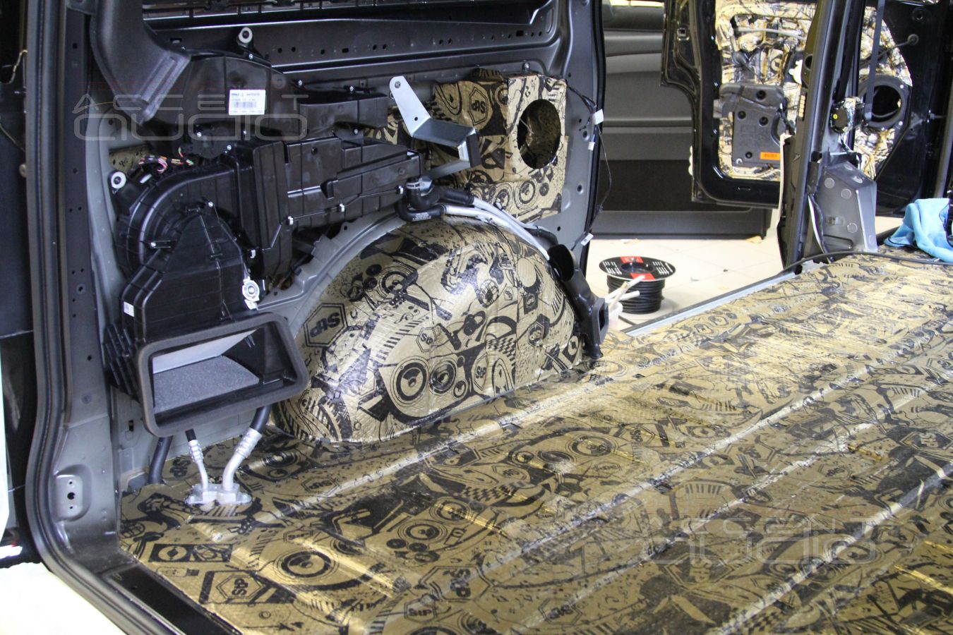 Шумоизоляция Mercedes Vito: пол и задние арки