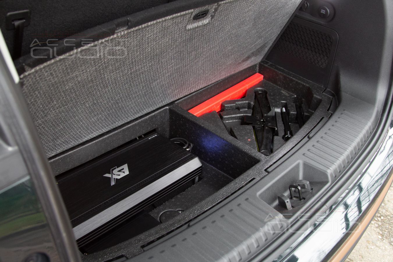 Скрытый монтаж усилителей Helix и ESX в Exeed