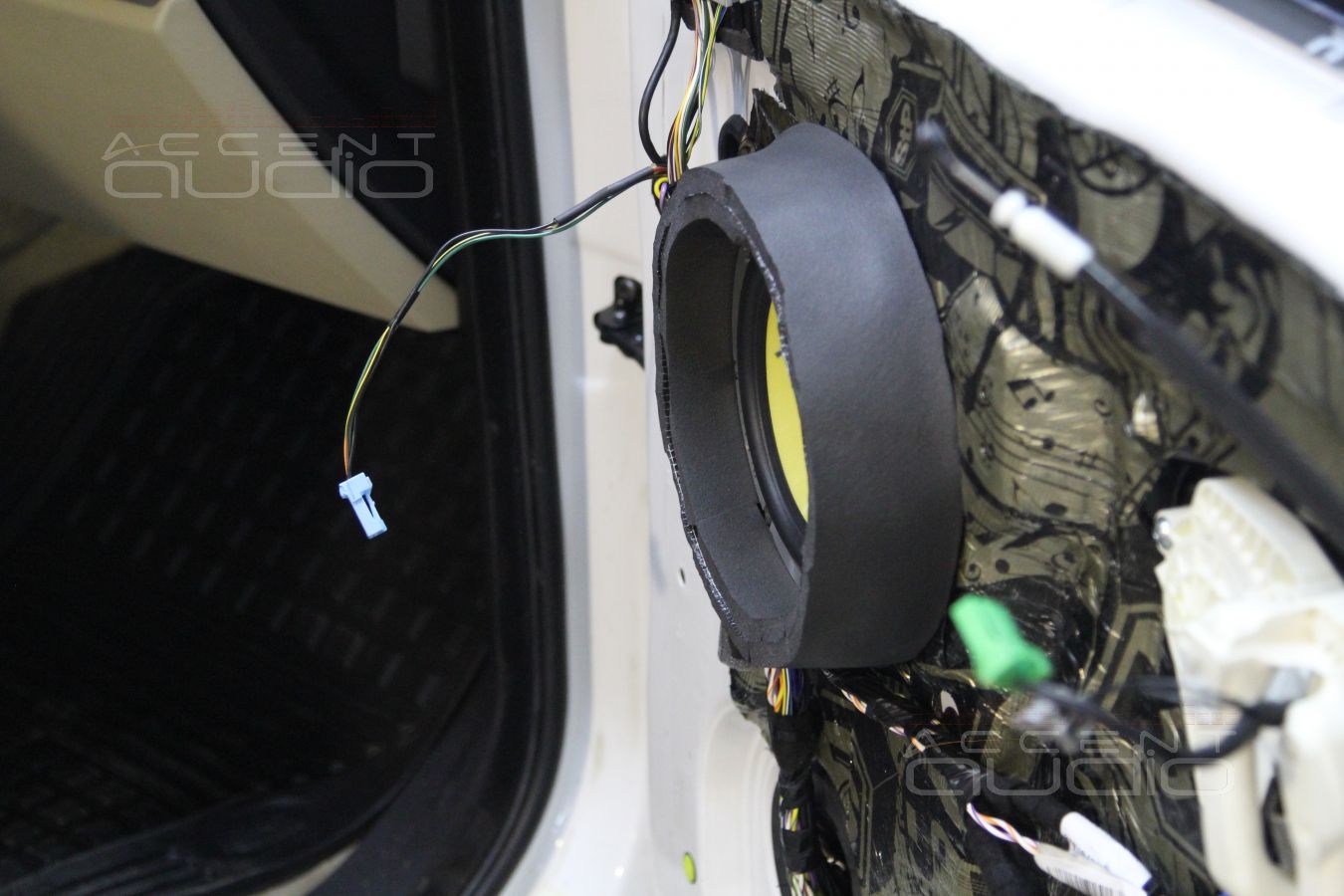 Установка акустики в Range Rover Discovery: мидбас Focal KRX