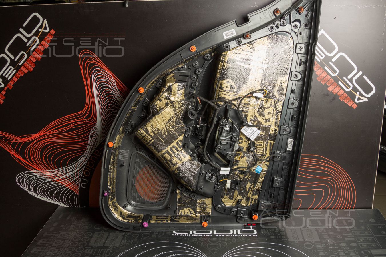 Тыловая акустика в Mercedes-Benz A 45 штатно – для плотной электроники и объема