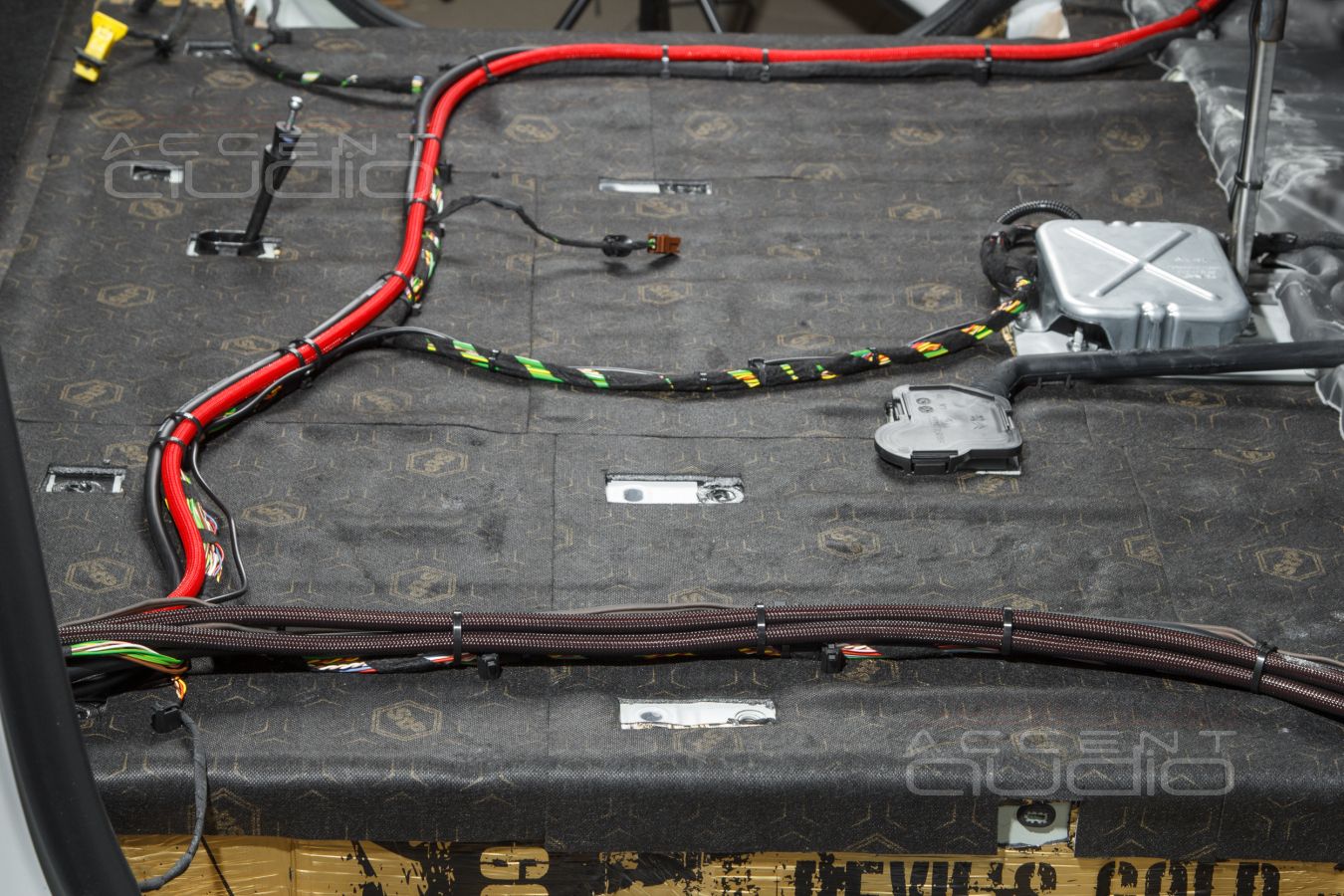 Установка усилителей Helix и Gladen в Opel Zafira Life